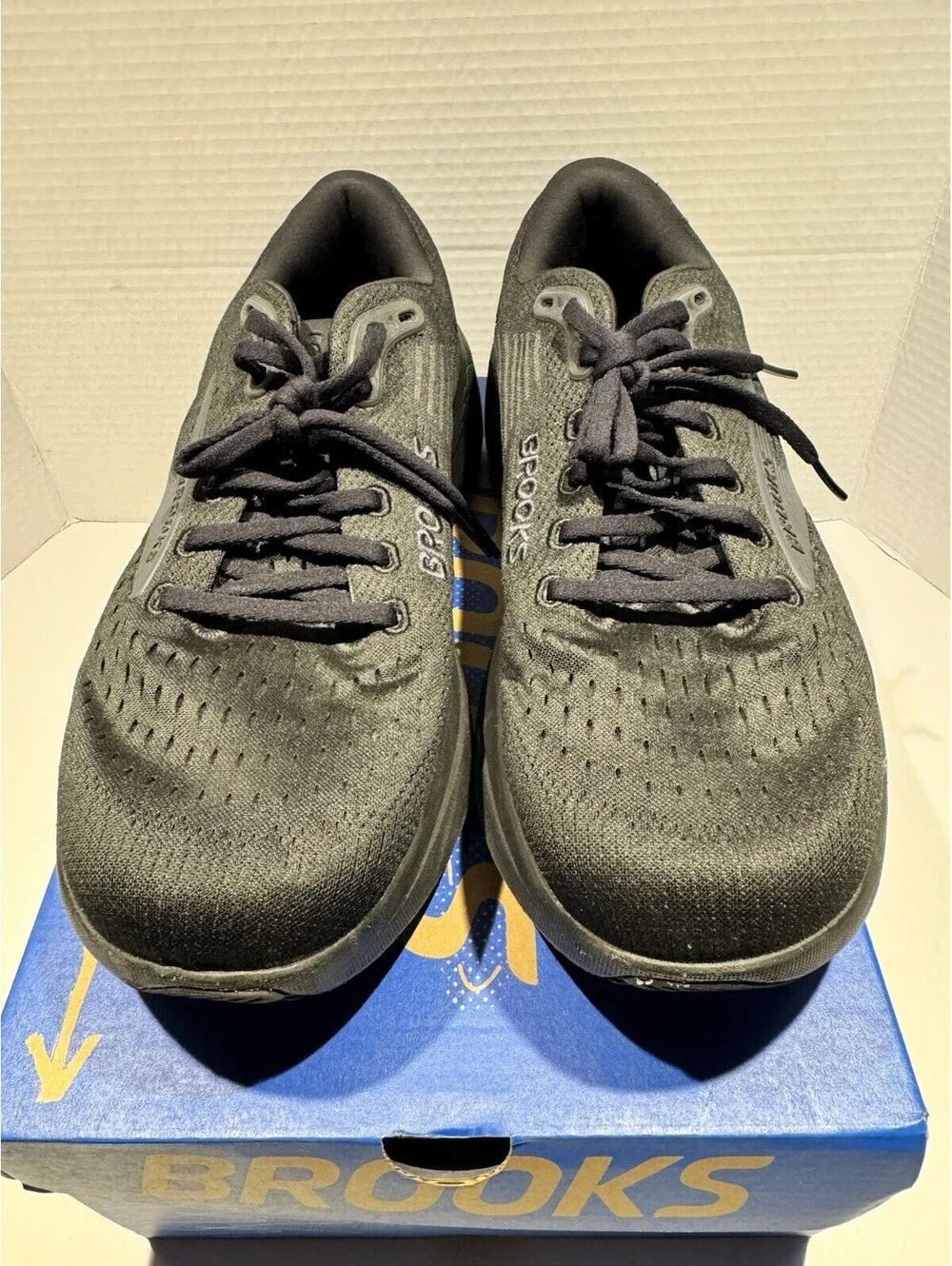 Brooks Ghost Max 3 - Men’s Size 11 - Regular Width - Very Good Condition!